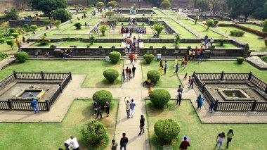 PUNE, MAHARASHTRA, Hindistan, 9 Şubat 2020: Shaniwar wada kalesinde turistler. Shaniwar Wada, Pune şehrinde tarihi bir kaledir..