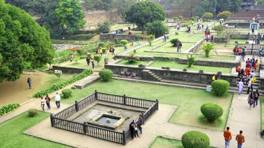 PUNE, MAHARASHTRA, Hindistan, 9 Şubat 2020: Shaniwar wada kalesinde turistler. Shaniwar Wada, Pune şehrinde tarihi bir kaledir..