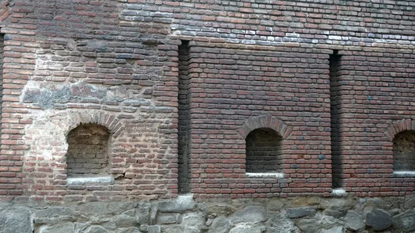 Piccole Finestre Nel Vecchio Muro Mattoni Durante Giorno — Foto Stock