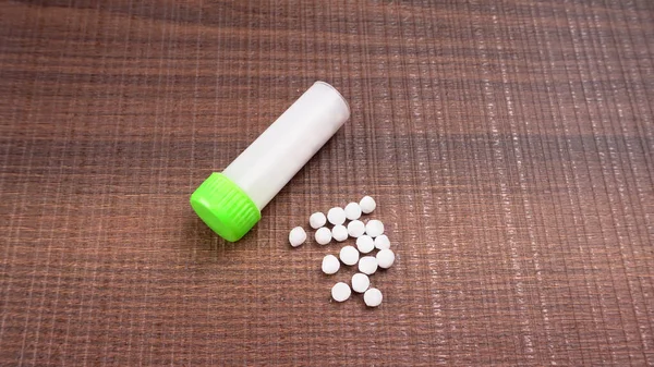 Imaginea Aproape Medicinei Homeopate Constând Din Pastile Sticlă Care Conține — Fotografie, imagine de stoc