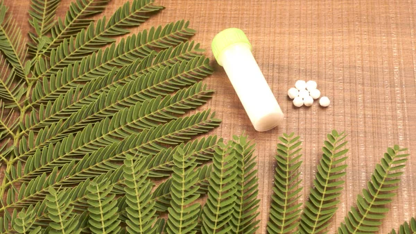 Detailní Záběr Homeopatického Léku Složeného Pilulek Lahvičky Obsahující Tekutou Homeopatickou — Stock fotografie