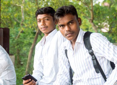 AMRAVATI, MAHARASHTRA, INDIA - 15 AĞUSTOS 2017: Mutlu Hintli kırsal okul çocukları gündüz vakti okul bahçesinde