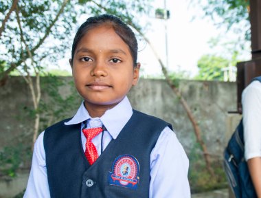 AMRAVATI, MAHARASHTRA, INDIA - 15 AĞUSTOS 2017: Okuldaki mutlu Hintli kırsal kız kameraya bakıyor.