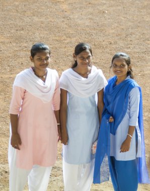 AMRAVATI, MAHARASHTRA, INDIA - 15 AĞUSTOS 2017: Mutlu Hintli kırsal okul kızları gündüz vakti okul bahçesinde