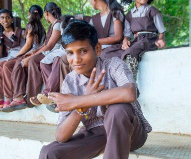 AMRAVATI, MAHARASHTRA, INDIA - 15 AĞUSTOS 2017: Bir grup mutlu Hintli kırsal öğrenci okul zemininde kameraya bakıyorlar.