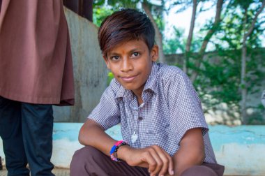 AMRAVATI, MAHARASHTRA, INDIA - 15 AĞUSTOS 2017: Bir grup mutlu Hintli kırsal öğrenci okul zemininde kameraya bakıyorlar.