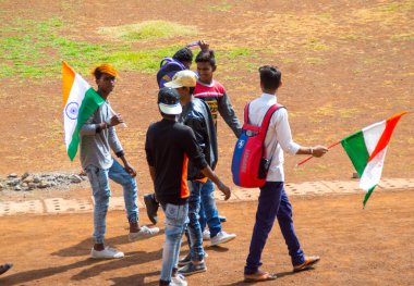 AMRAVATI, MAHARASHTRA, INDIA, JANUARY - 26, 2017: Hindistan Cumhuriyeti gününü şehir stadyumunda bayrak çekerek kutlayan öğrenciler