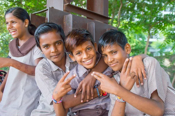 AMRAVATI, MAHARASHTRA, INDIA - 15 AĞUSTOS 2017: Mutlu Hintli kırsal okul çocukları gündüz vakti okul bahçesinde