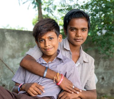 AMRAVATI, MAHARASHTRA, INDIA - 15 AĞUSTOS 2017: Mutlu Hintli kırsal okul çocukları gündüz vakti okul bahçesinde