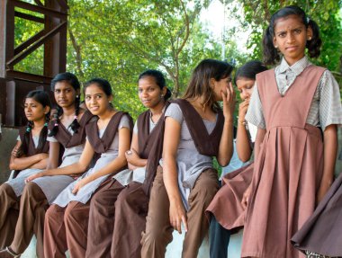 AMRAVATI, MAHARASHTRA, INDIA - 15 AĞUSTOS 2017: Mutlu Hintli kırsal okul kızları gündüz vakti okul bahçesinde