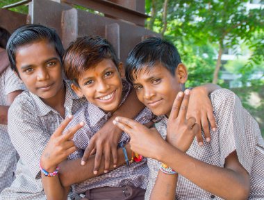 AMRAVATI, MAHARASHTRA, INDIA - 15 AĞUSTOS 2017: Mutlu Hintli kırsal okul çocukları gündüz vakti okul bahçesinde