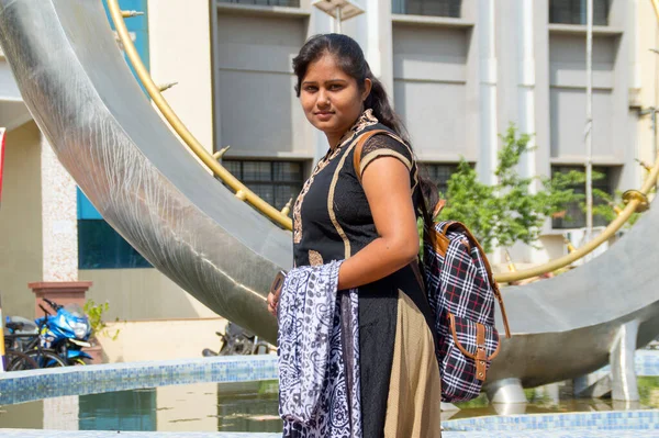 AMRAVATI, MAHARASHTRA, INDIA - 15 AĞUSTOS 2017: Okuldaki mutlu Hintli kırsal kız kameraya bakıyor.