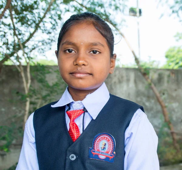 AMRAVATI, MAHARASHTRA, INDIA - 15 AĞUSTOS 2017: Okuldaki mutlu Hintli kırsal kız kameraya bakıyor.