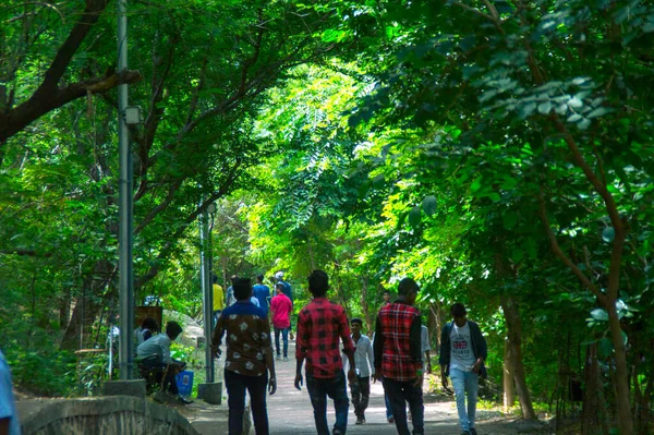 INDIA - 11. AĞUSTOS 2019: Gündüz vakti kalabalık yaz parkı 