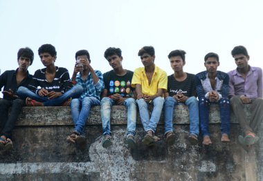 INDIA - 28 AĞUSTOS 20: Eski binanın çatısında oturan Hintli adamlar  