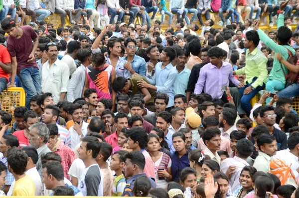 Амравати Махараштра Индия Августа 2016 Года Толпа Молодых Людей Наслаждающихся — стоковое фото