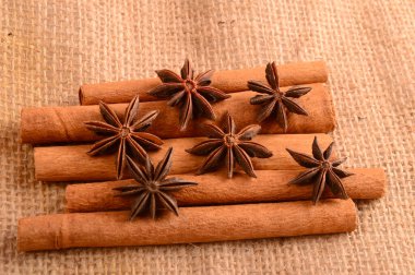 Tarçın çubukları ve anason yıldızları baharatları