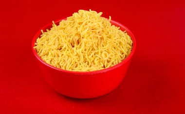 Hint baharatlı çerezi besan sev, diwali yemeği kırmızı arka planda.