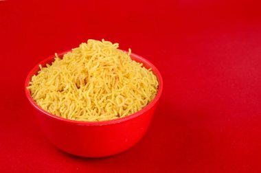 Hint baharatlı çerezi besan sev, diwali yemeği kırmızı arka planda.