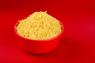 Hint baharatlı çerezi besan sev, diwali yemeği kırmızı arka planda.