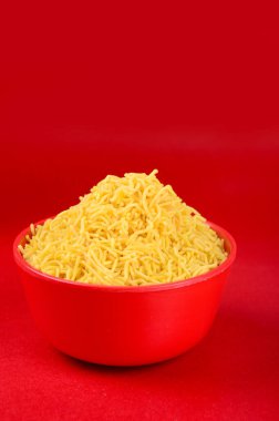 Hint baharatlı çerezi besan sev, diwali yemeği kırmızı arka planda.