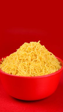 Hint baharatlı çerezi besan sev, diwali yemeği kırmızı arka planda.