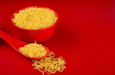 Hint baharatlı çerezi besan sev, diwali yemeği kırmızı arka planda.