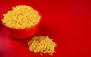 Hint baharatlı çerezi besan sev, diwali yemeği kırmızı arka planda.