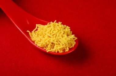 Hint baharatlı çerezi besan sev, diwali yemeği kırmızı arka planda.