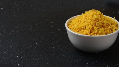 Hint baharatlı çerezi besan sev, diwali yemeği kırmızı arka planda.