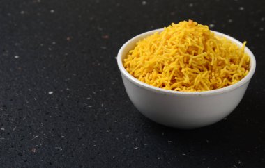 Hint baharatlı besan sev, diwali yemeği siyah arka planda.