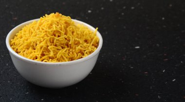 Hint baharatlı besan sev, diwali yemeği siyah arka planda.