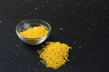 Hint baharatlı besan sev, diwali yemeği siyah arka planda.