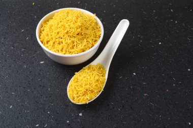 Hint baharatlı besan sev, diwali yemeği siyah arka planda.