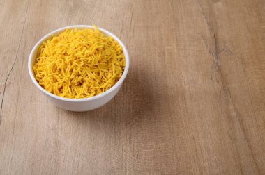 Hint baharatlı besan sev, ahşap arka planda diwali yemeği..