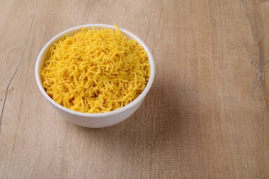 Hint baharatlı besan sev, ahşap arka planda diwali yemeği..