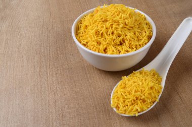 Hint baharatlı besan sev, ahşap arka planda diwali yemeği..