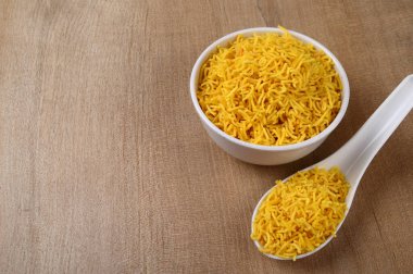 Hint baharatlı besan sev, ahşap arka planda diwali yemeği..