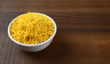 Hint baharatlı besan sev, ahşap arka planda diwali yemeği..