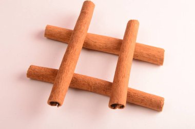 Tarçın beyaz arkaplanda yapışır 