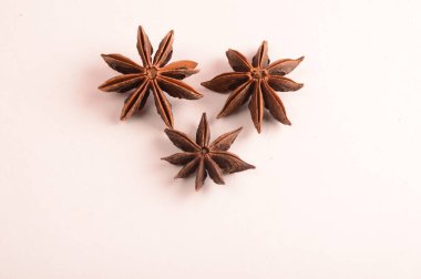 Beyaz arkaplanda anason yıldızlarının yakın plan görüntüsü 