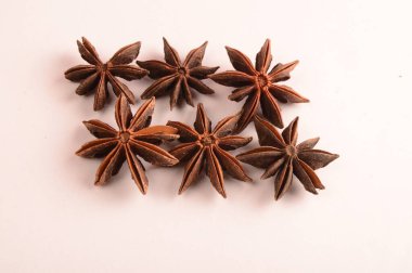 Beyaz arkaplanda anason yıldızlarının yakın plan görüntüsü 