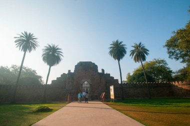 DELHI, Hindistan - 14 Şubat 2018: Turistler UNESCO 'nun Dünya Mirası Bölgesi olan Babür İmparatoru Humayun' un mezarı olan Humayun 'un Mezar Kompleksi' ndeki Isa Han Mezarını ziyaret ettiler.