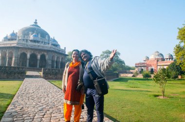 DELHI, Hindistan - 14 Şubat 2018: Turistler UNESCO 'nun Dünya Mirası Bölgesi olan Babür İmparatoru Humayun' un mezarı olan Humayun 'un Mezar Kompleksi' ndeki Isa Han Mezarını ziyaret ettiler.