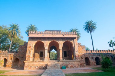 Isa Khan 'ın mezarı Delhi' deki Babür İmparatoru Humayun 'un lahit kompleksinin yanında yer almaktadır. UNESCO Dünya Mirası Alanı.