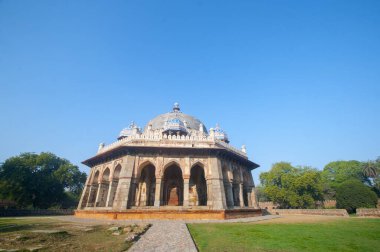 Isa Khan 'ın mezarı Delhi' deki Babür İmparatoru Humayun 'un lahit kompleksinin yanında yer almaktadır. UNESCO Dünya Mirası Alanı.