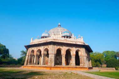 Isa Khan 'ın mezarı Delhi' deki Babür İmparatoru Humayun 'un lahit kompleksinin yanında yer almaktadır. UNESCO Dünya Mirası Alanı.