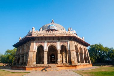 Isa Khan 'ın mezarı Delhi' deki Babür İmparatoru Humayun 'un lahit kompleksinin yanında yer almaktadır. UNESCO Dünya Mirası Alanı.