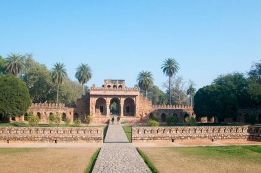 DELHI, Hindistan - 14 Şubat 2018: Turistler UNESCO 'nun Dünya Mirası Bölgesi olan Babür İmparatoru Humayun' un mezarı olan Humayun 'un Mezar Kompleksi' ndeki Isa Han Mezarını ziyaret ettiler.