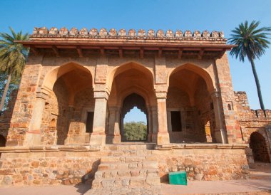 Isa Khan 'ın mezarı Delhi' deki Babür İmparatoru Humayun 'un lahit kompleksinin yanında yer almaktadır. UNESCO Dünya Mirası Alanı.